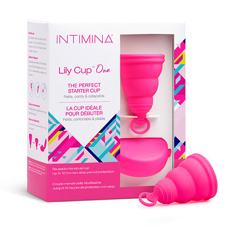 Lily Cup One menstruatiecup van roze medische siliconen naast kleurrijke Intimina verpakking
