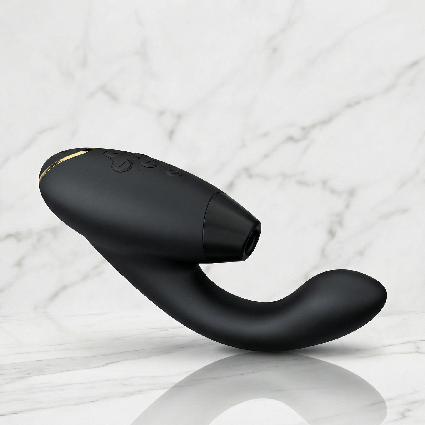 Close-up van bedieningsknoppen en premium siliconen materiaal Womanizer Duo 2 zwart