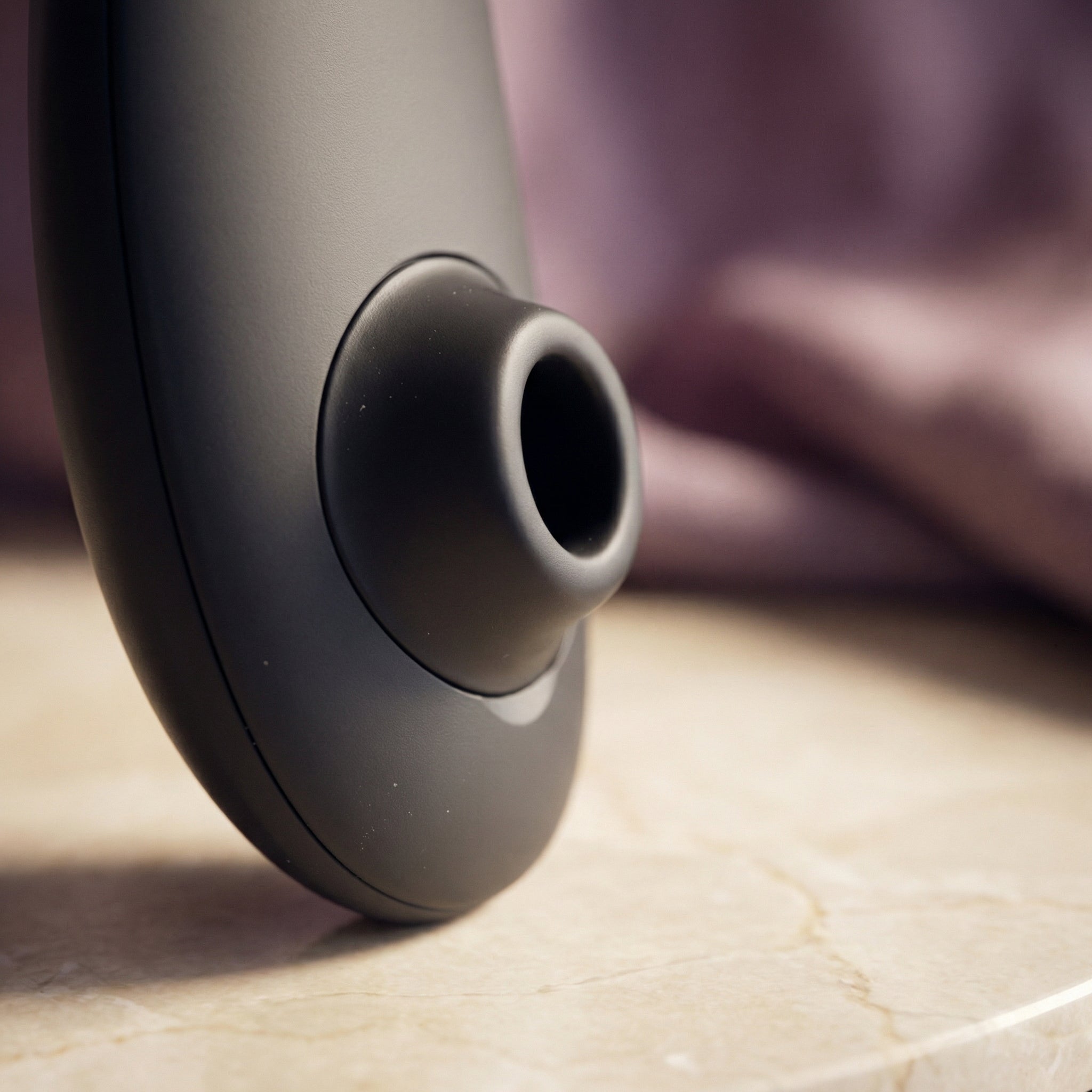 Womanizer luchtdruk vibrator modellen elegant uitgestald op een stijlvolle achtergrond met premium uitstraling en design