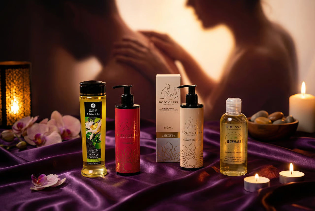 Erotische massage oliën collectie gepresenteerd op een sfeervolle achtergrond met kaarsen en warme tinten voor romantiek