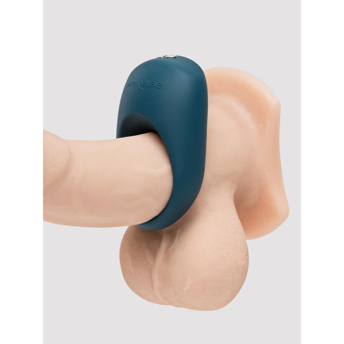 We-Vibe Pivot 2 vibrerende cockring in petrolblauw siliconen, gedemonstreerd op realistisch model