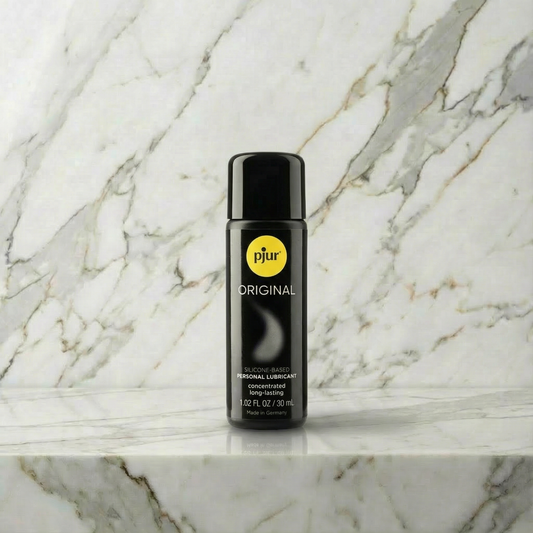 Zwarte pjur Original siliconenbasis glijmiddel 30 ml op marmeren plank tegen marmeren achtergrond