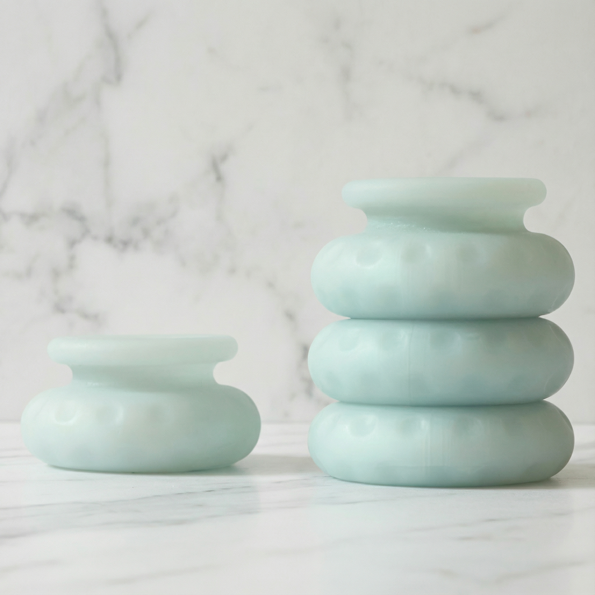 OHNUT intimiteitsring van De Paarse Keizerin voor comfortabel vrijen op witte achtergrond