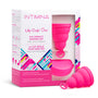 Lily Cup One menstruatiecup van roze medische siliconen naast kleurrijke Intimina verpakking