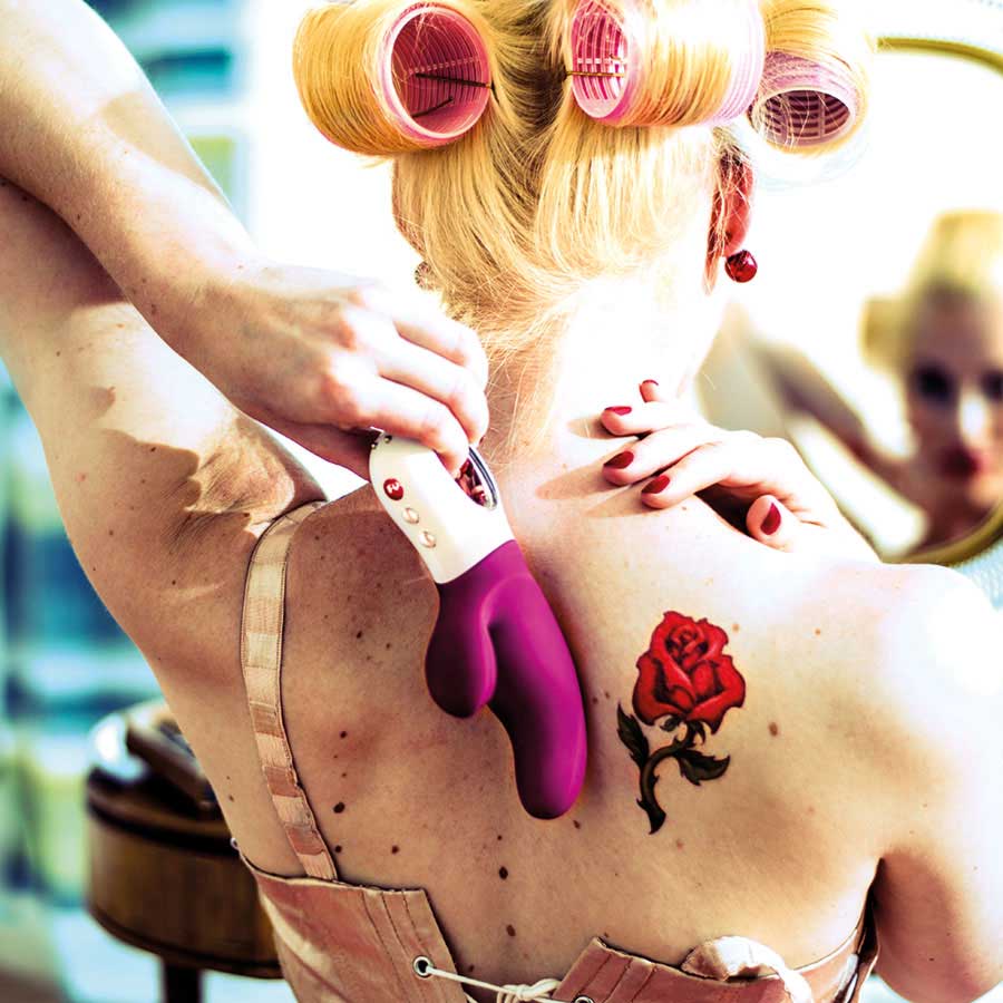 Zijaanzicht zwarte Tarzan vibrator met gebogen vorm en ergonomisch ontwerp