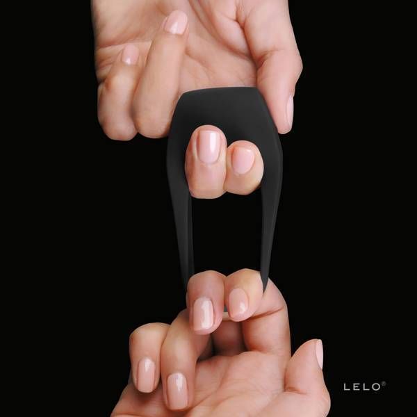 Zwarte Tor 3 Lelo vibrerende cockring met app-bediening op neutrale achtergrond