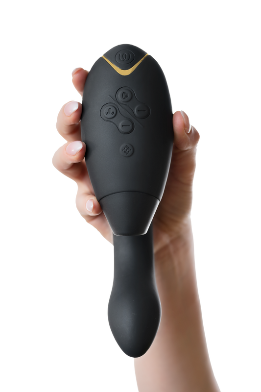 Sfeervolle styling van zwarte Womanizer Duo 2 op neutrale achtergrond