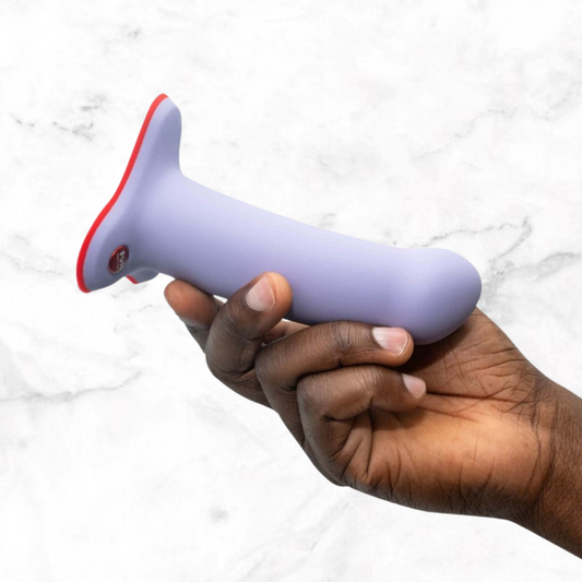 Hand houdt Fun Factory Amor dildo in lila met rood accent aan de basis
