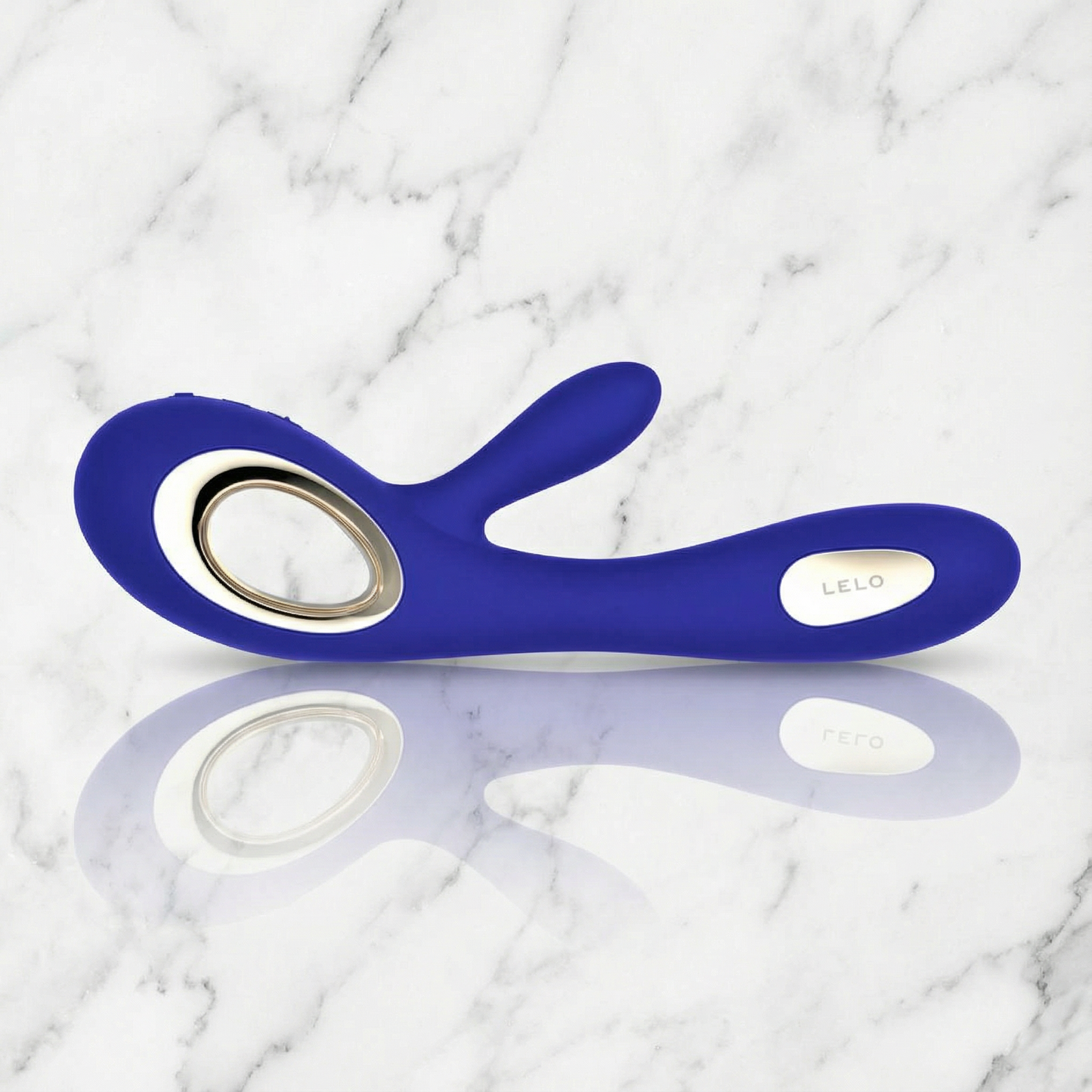 Blauwe Lelo Soraya 2 Wave onderkant met oplaadingang en merklogo