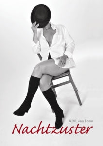 Zijaanzicht van het boek Nachtzuster met zichtbare ruggengraat en titel van uitgeverij De Paarse Keizerin