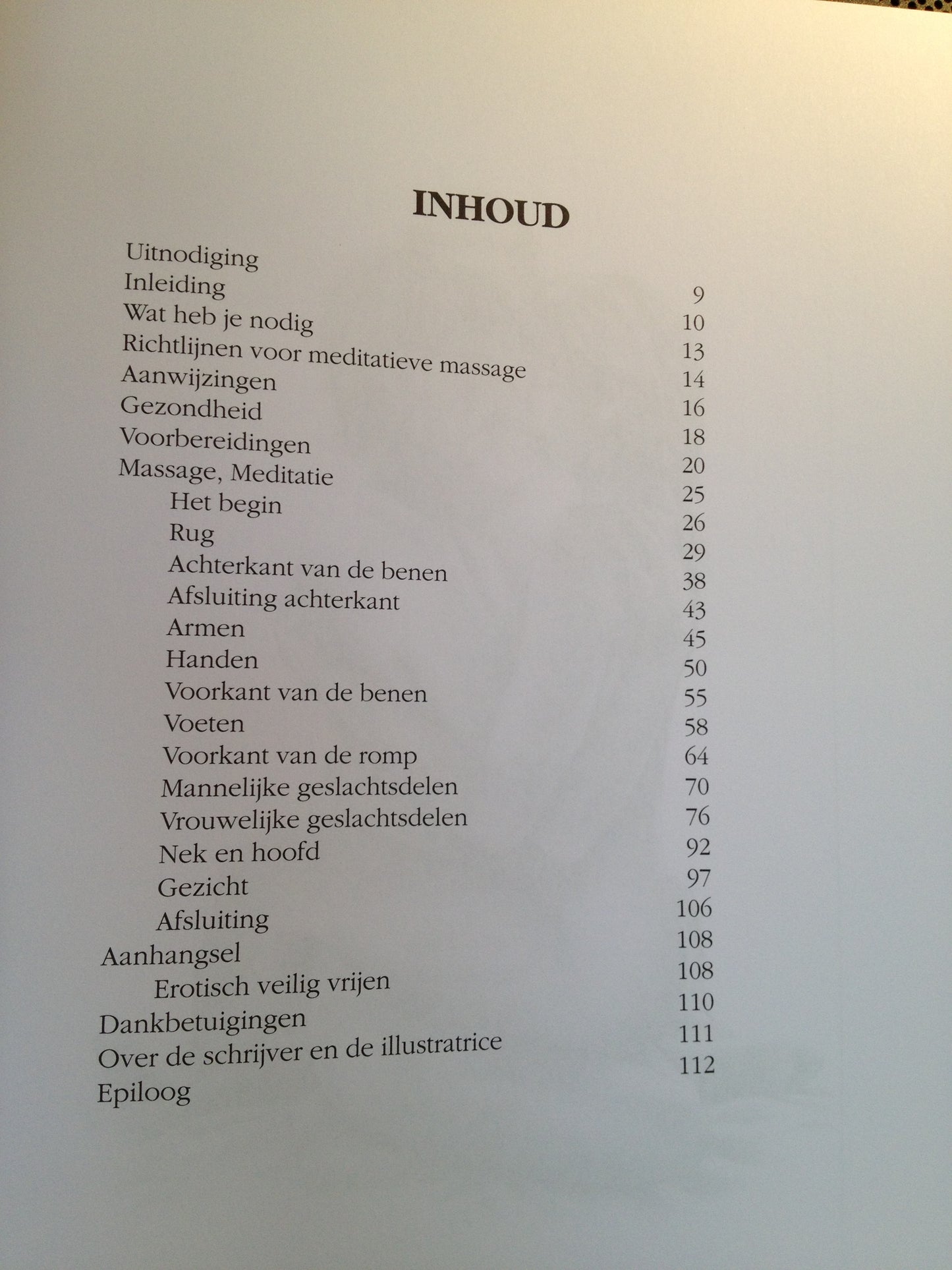 Opengeslagen pagina's van erotische massage gids met stapsgewijze instructies