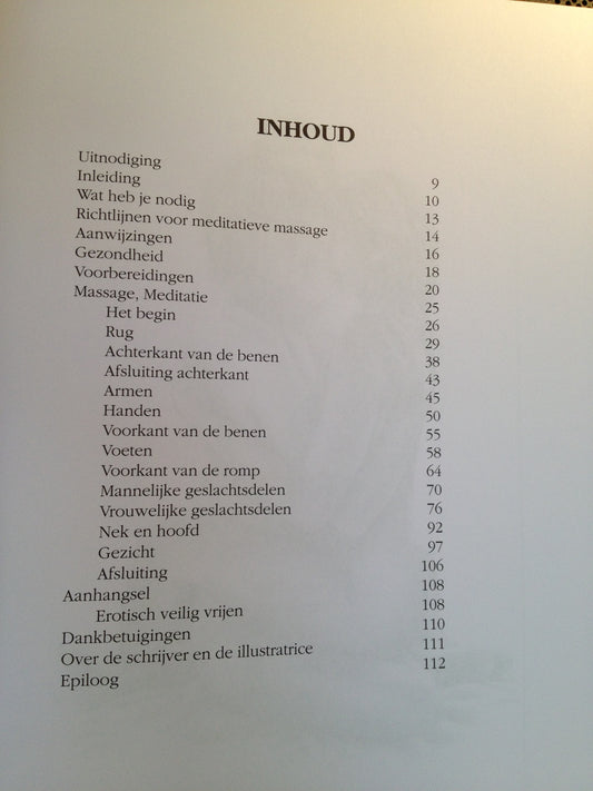 Opengeslagen pagina's van erotische massage gids met stapsgewijze instructies