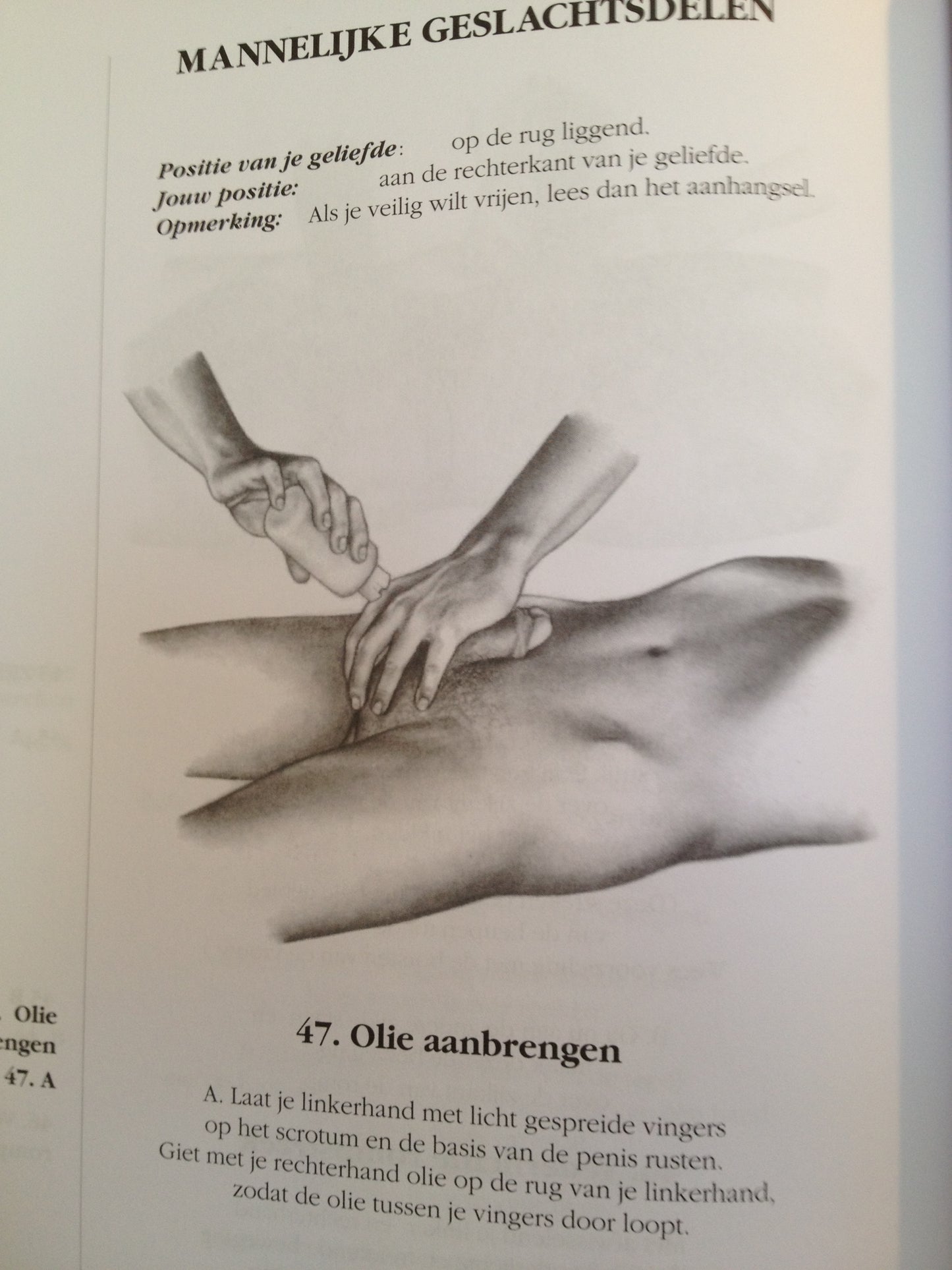 Massage instructieboek liggend op neutrale ondergrond met zachte schaduwval