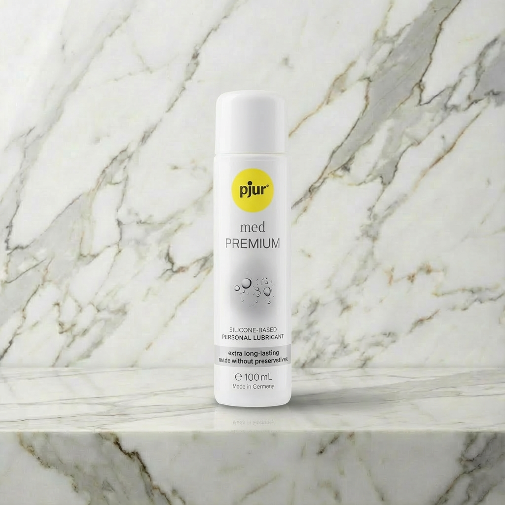 Pjur Med Premium Glide glijmiddel voor overgevoelige huid in doorzichtige flacon op witte achtergrond