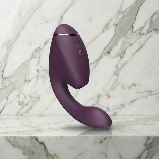 Womanizer Duo Next rabbit vibrator in donkerpaars, zijaanzicht op marmeren ondergrond
