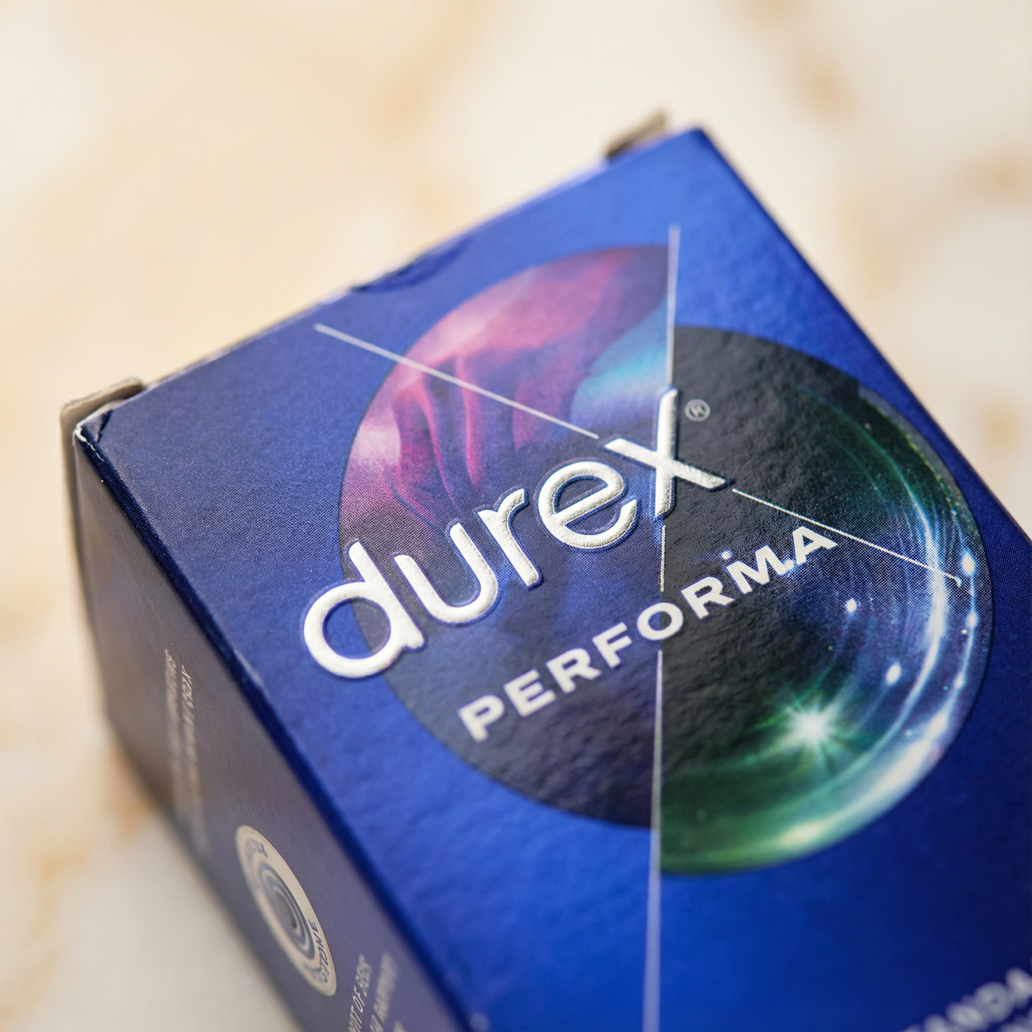 Close-up detail Durex Performa condooms met speciale benzocaïne coating voor uitgesteld orgasme