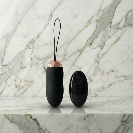 Sinistra vibrerend ei van De Paarse Keizerin op witte achtergrond