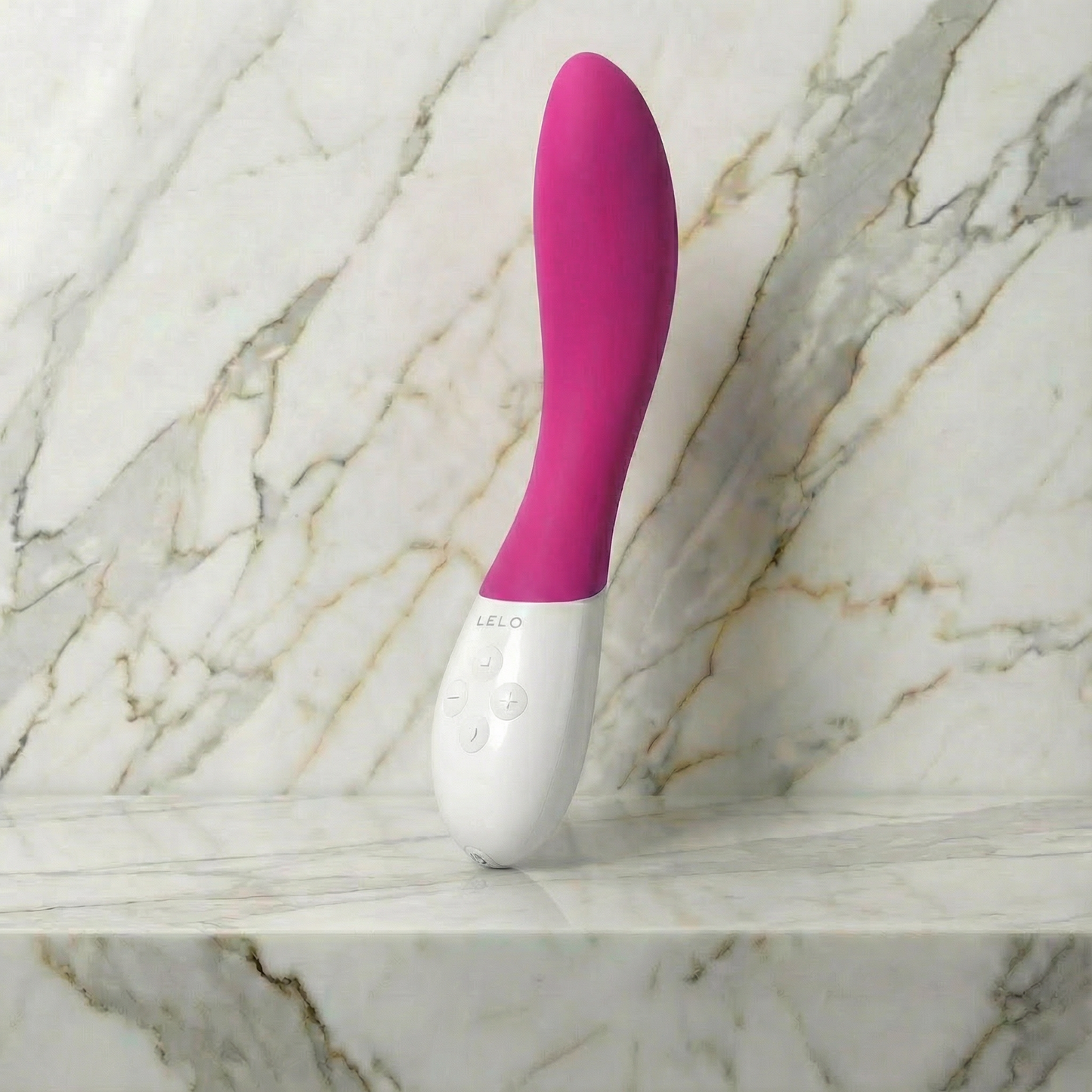 LELO Liv 2 vibrator in roze/cerise siliconen met wit handvat, staand op marmeren plank