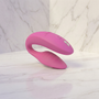 We-Vibe Sync 2 roze onderkant met oplaadpoort en We-Vibe logo