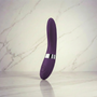 Close-up bedieningsknoppen Lelo Elise 2 met discrete zwarte interface