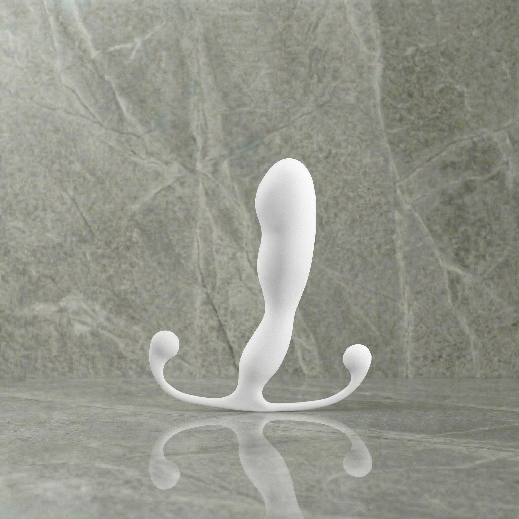 Aneros Helix Trident prostaatmassager op marmeren ondergrond, productfoto