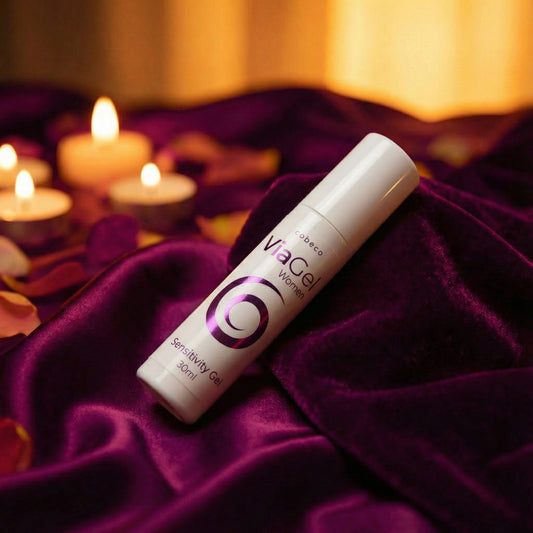 ViaGel for Women op fluwelen stof met rozenblaadjes en kaarslicht in romantische sfeer