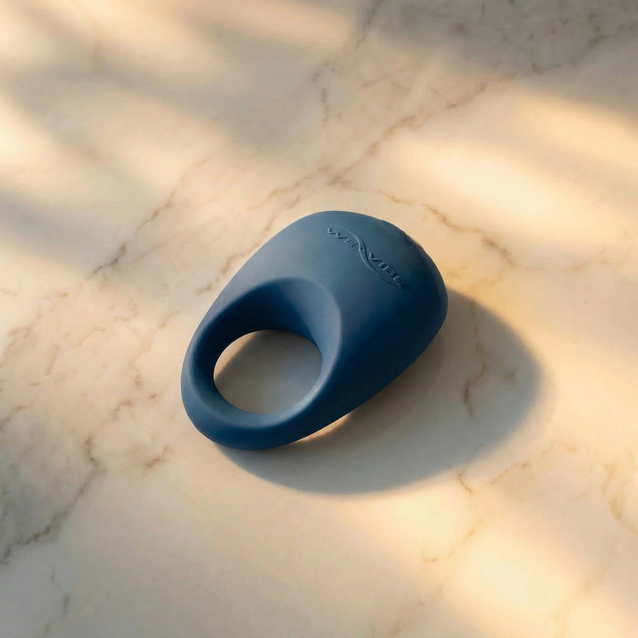 We-Vibe Pivot vibrerende cockring in paars silicone op witte achtergrond