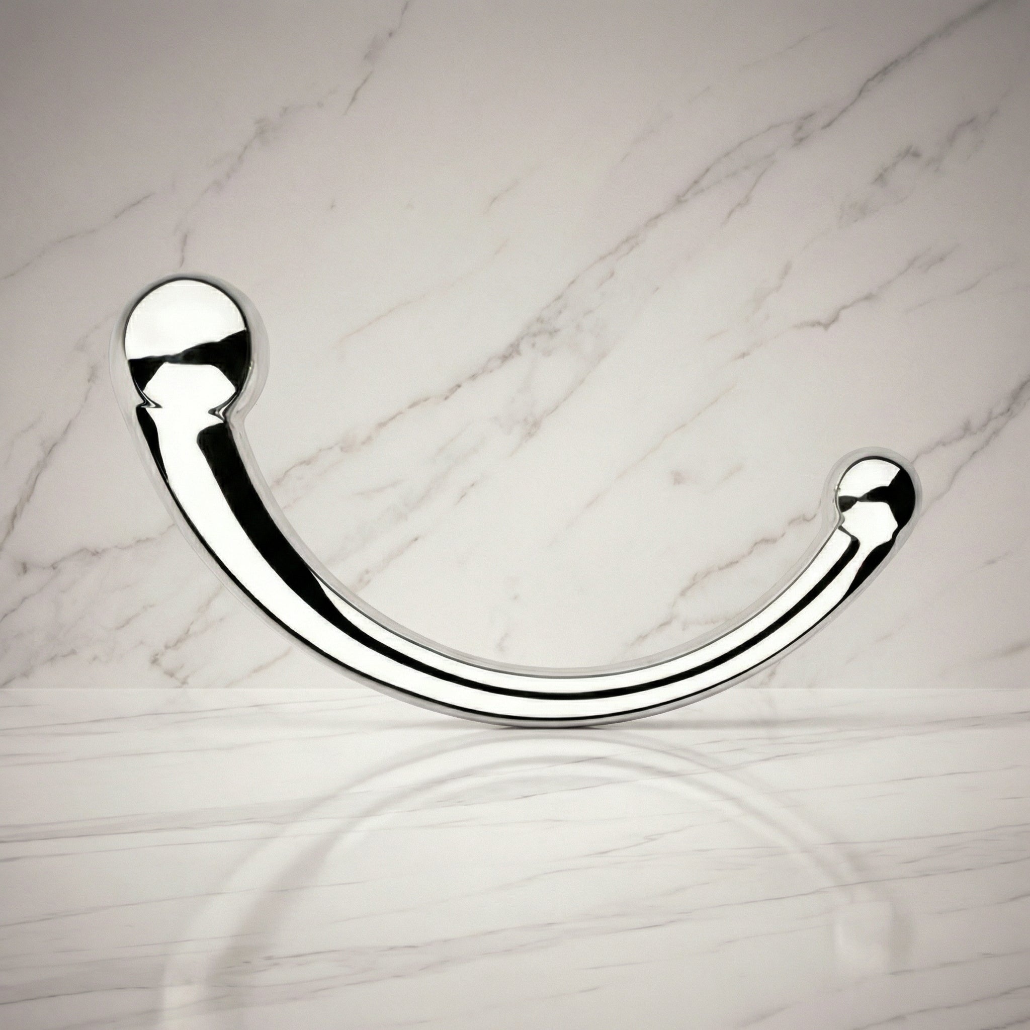 NJoy Pure Wand van roestvrij staal met gebogen vorm en verdikking aan beide uiteinden op witte achtergrond