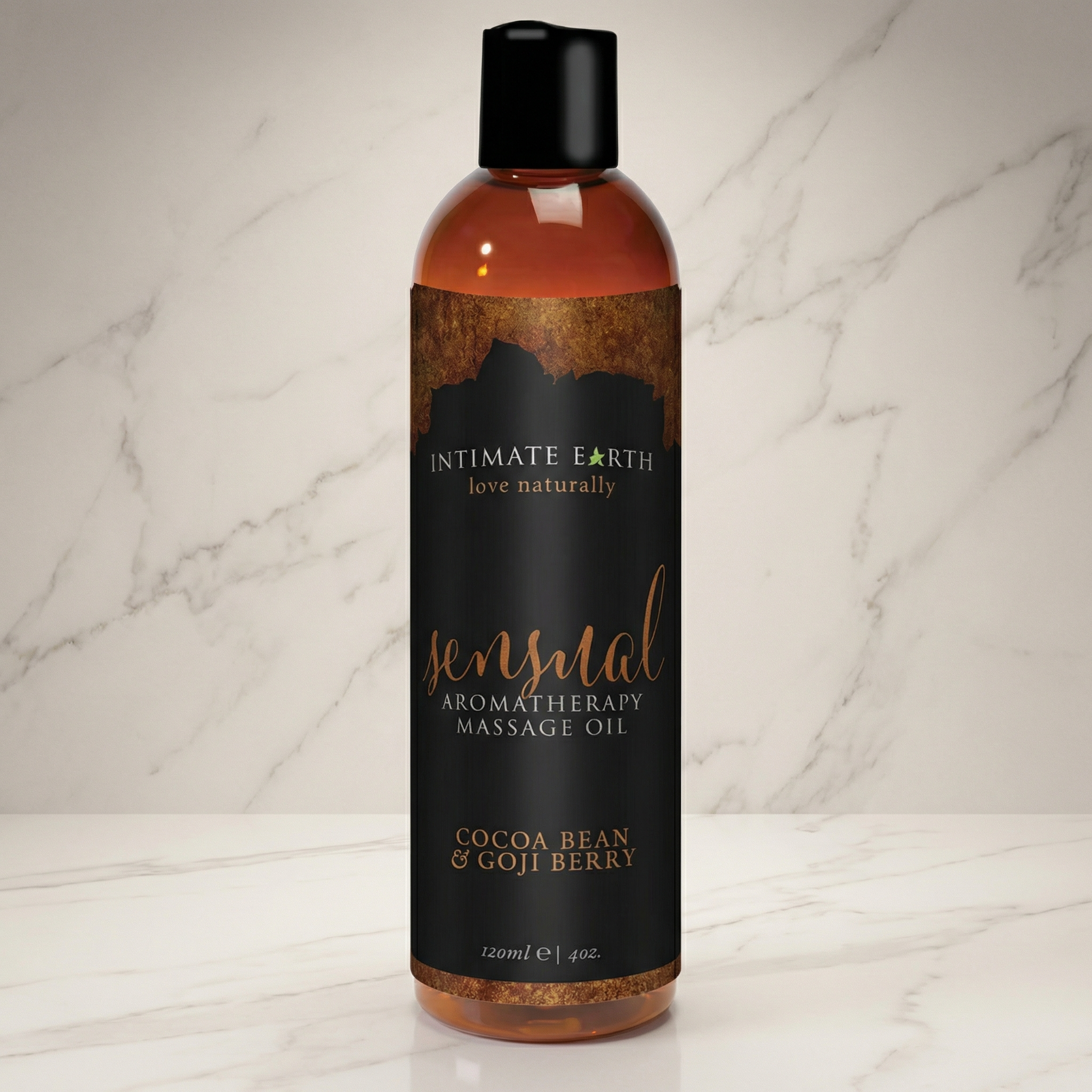 Sensuele Aromatherapie Massage Olie van Intimate Earth op witte achtergrond