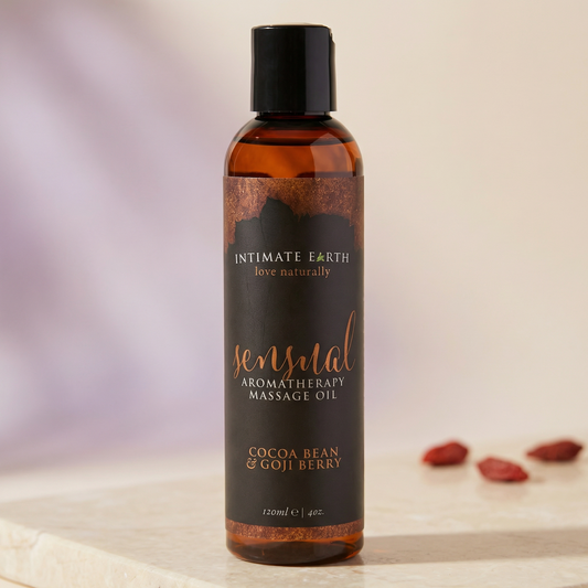 Zijaanzicht van Intimate Earth massage olie fles met elegant label design