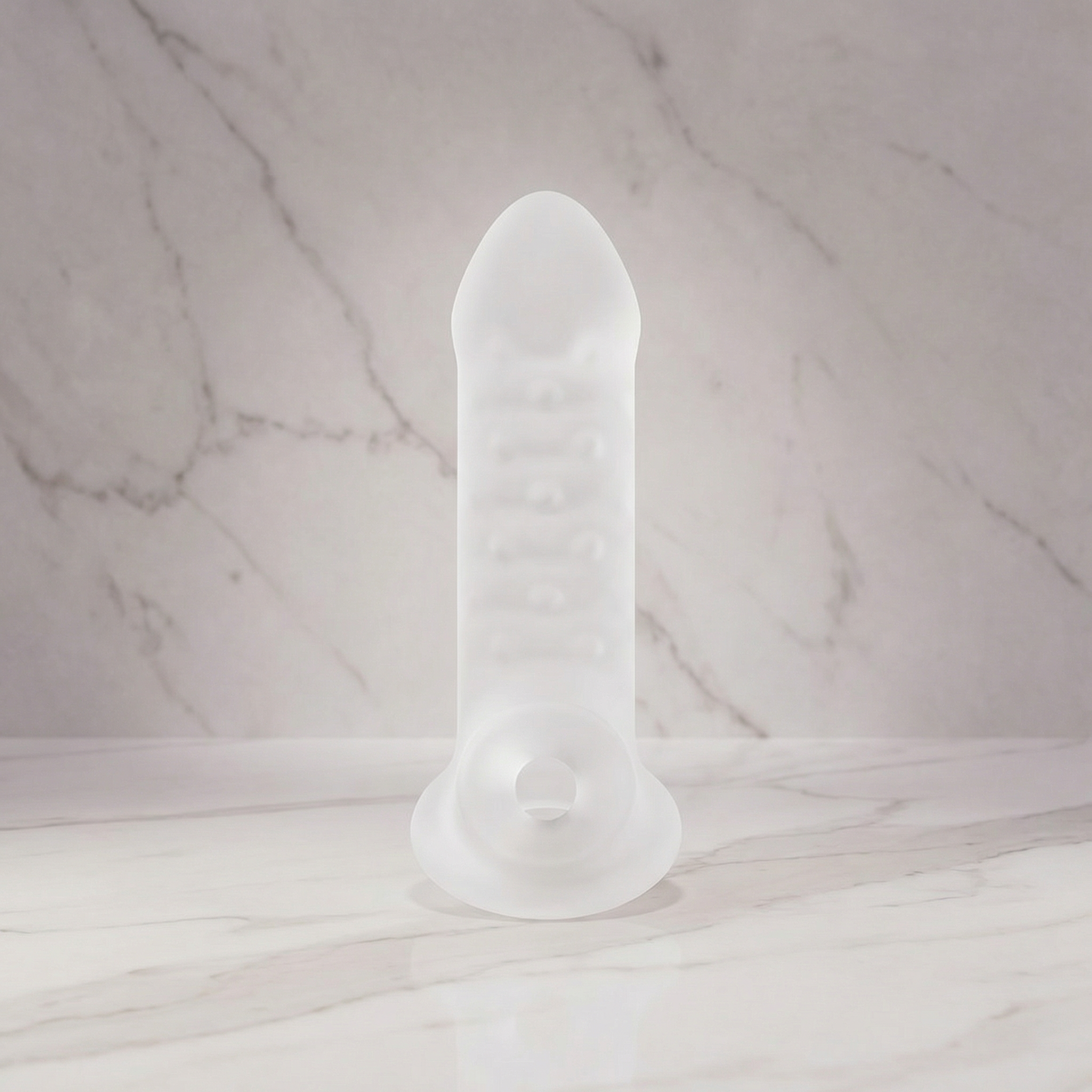 Transparante dunne penis sleeve van De Paarse Keizerin voor verlenging op witte achtergrond