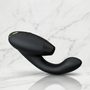 Close-up van bedieningsknoppen en premium siliconen materiaal Womanizer Duo 2 zwart