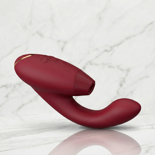 Zwarte Womanizer Duo 2 rabbit vibrator vooraanzicht op witte achtergrond