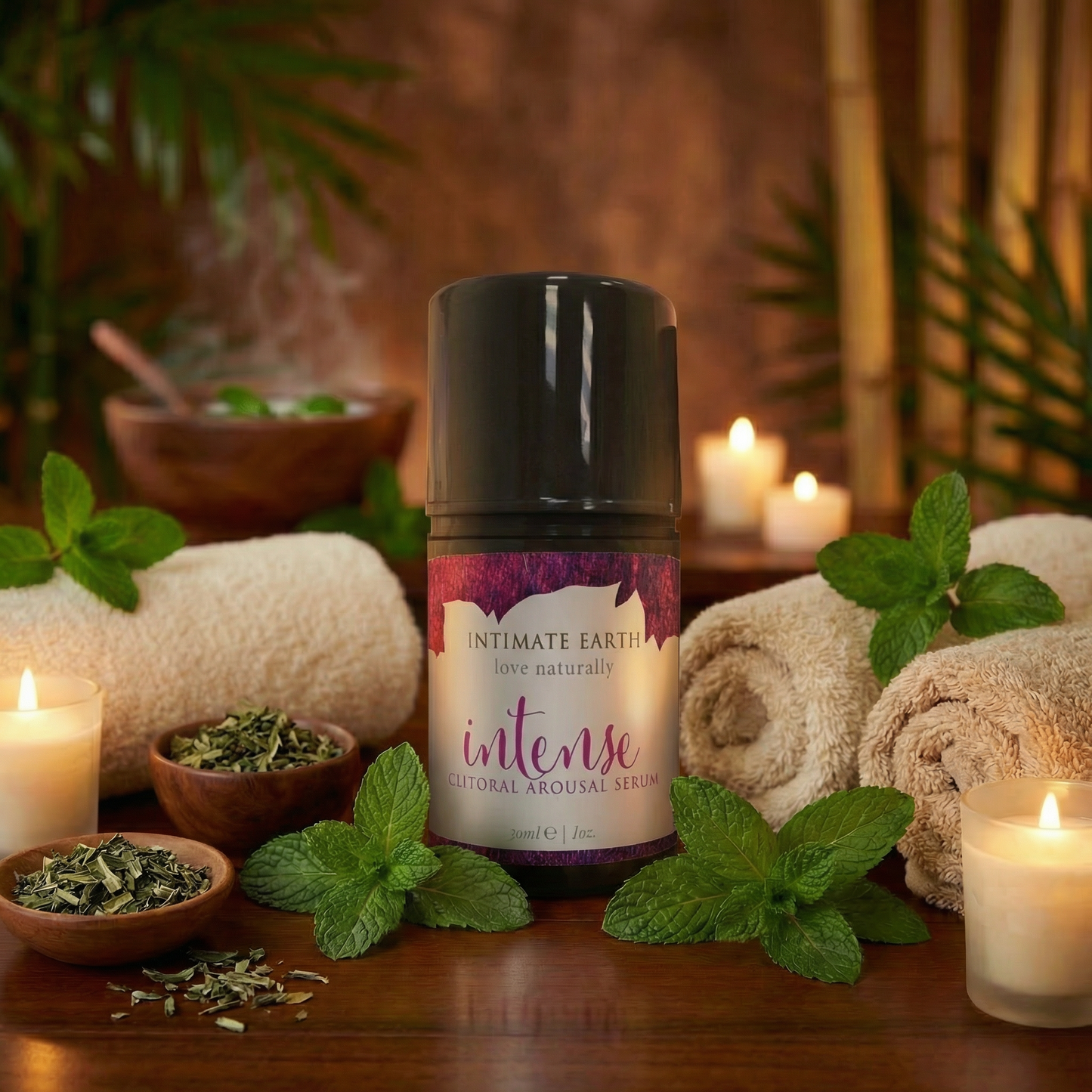 Zijaanzicht van het Intense stimulerende serum flesje met productlabel en doseeropening