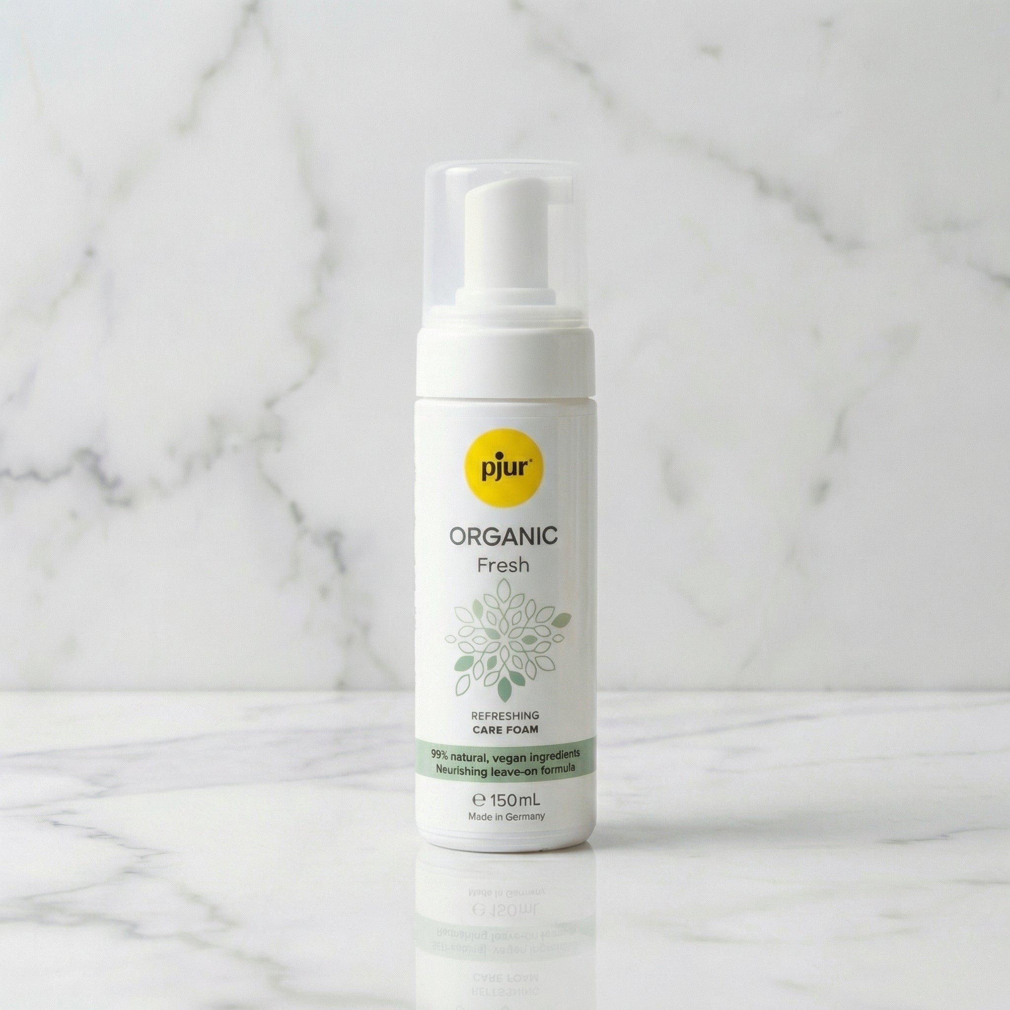 Witte pjur Organic Fresh schuimflacon 150 ml met pompje en groen bladmotief op marmeren ondergrond