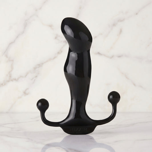 Zwarte glanzende prostaat massager met perineum-armen op marmeren achtergrond