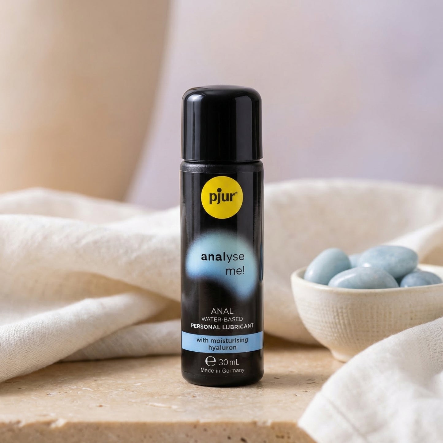 Pjur Analyse Me anaal glijmiddel op waterbasis met hyaluron, zwarte fles 30 ml, sfeerfoto