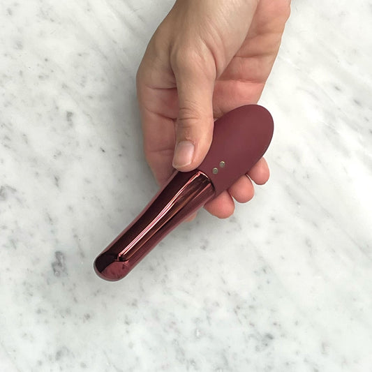 Sfeervolle presentatie van de lichtblauwe Lyra in moderne wellness setting