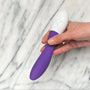 LELO Mona 2 paarse siliconen G-spot vibrator in hand, wit bedieningspaneel met knoppen