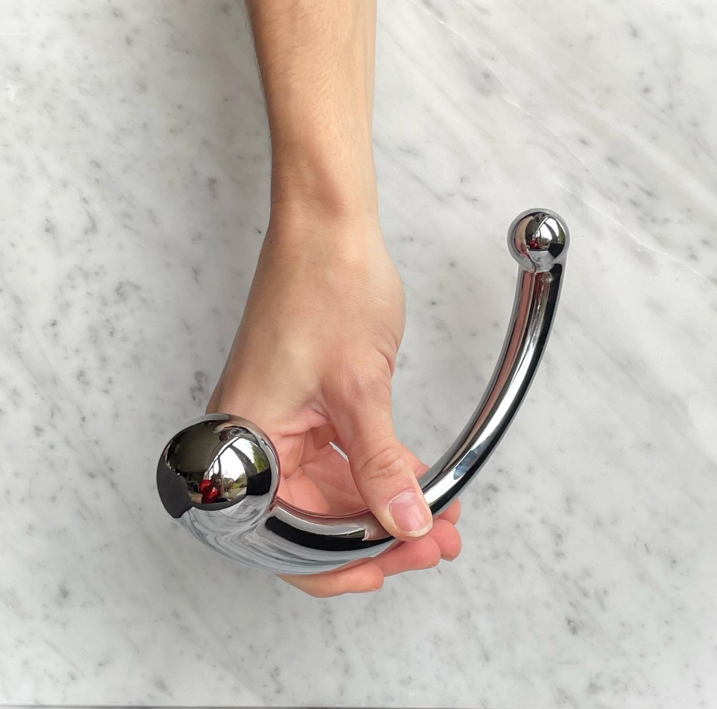 Close-up van de gladde metalen afwerking en elegante curve van de Joy wand