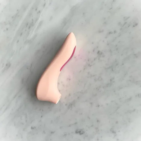 Roze Rock Star stimulator van De Paarse Keizerin in sfeervolle wellness setting