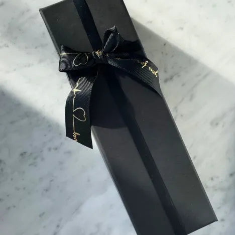 Sfeervolle presentatie van Roxy luxe vibrator in stijlvolle omgeving