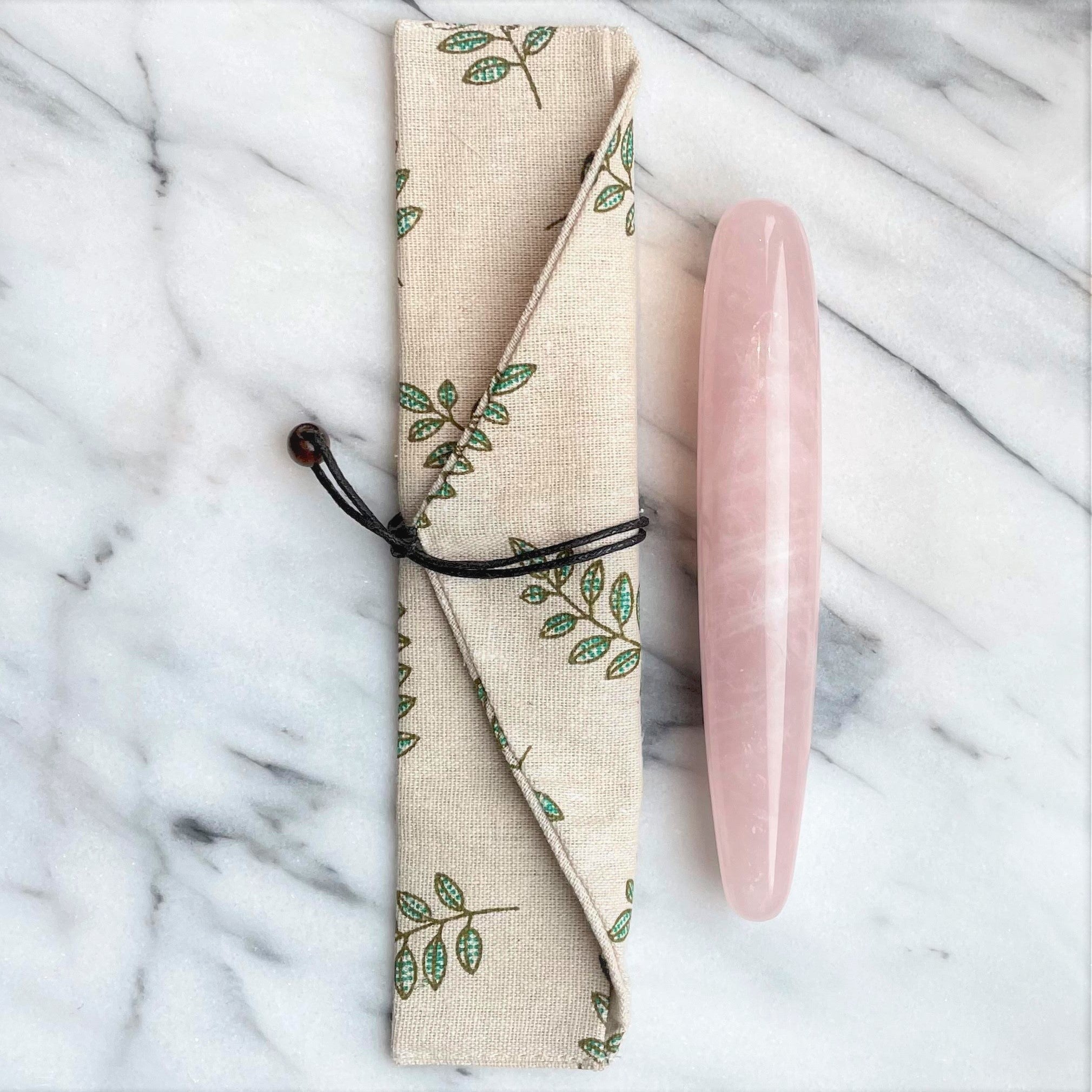 Rozenkwarts massage wand medium formaat van De Paarse Keizerin op witte achtergrond