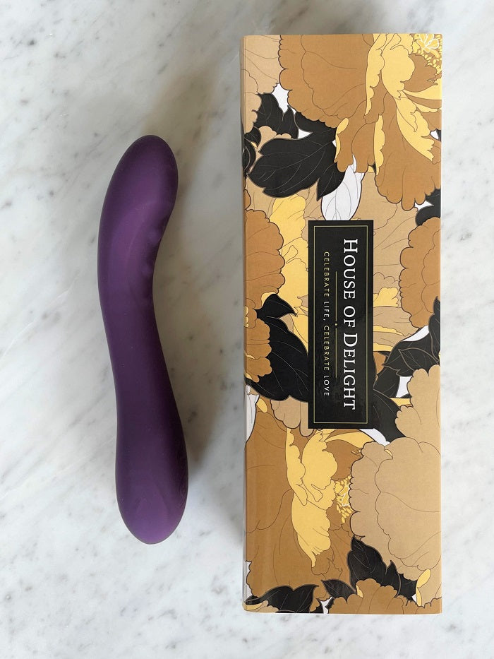 Sfeervolle opstelling van het paarse Sisley product in elegante omgeving