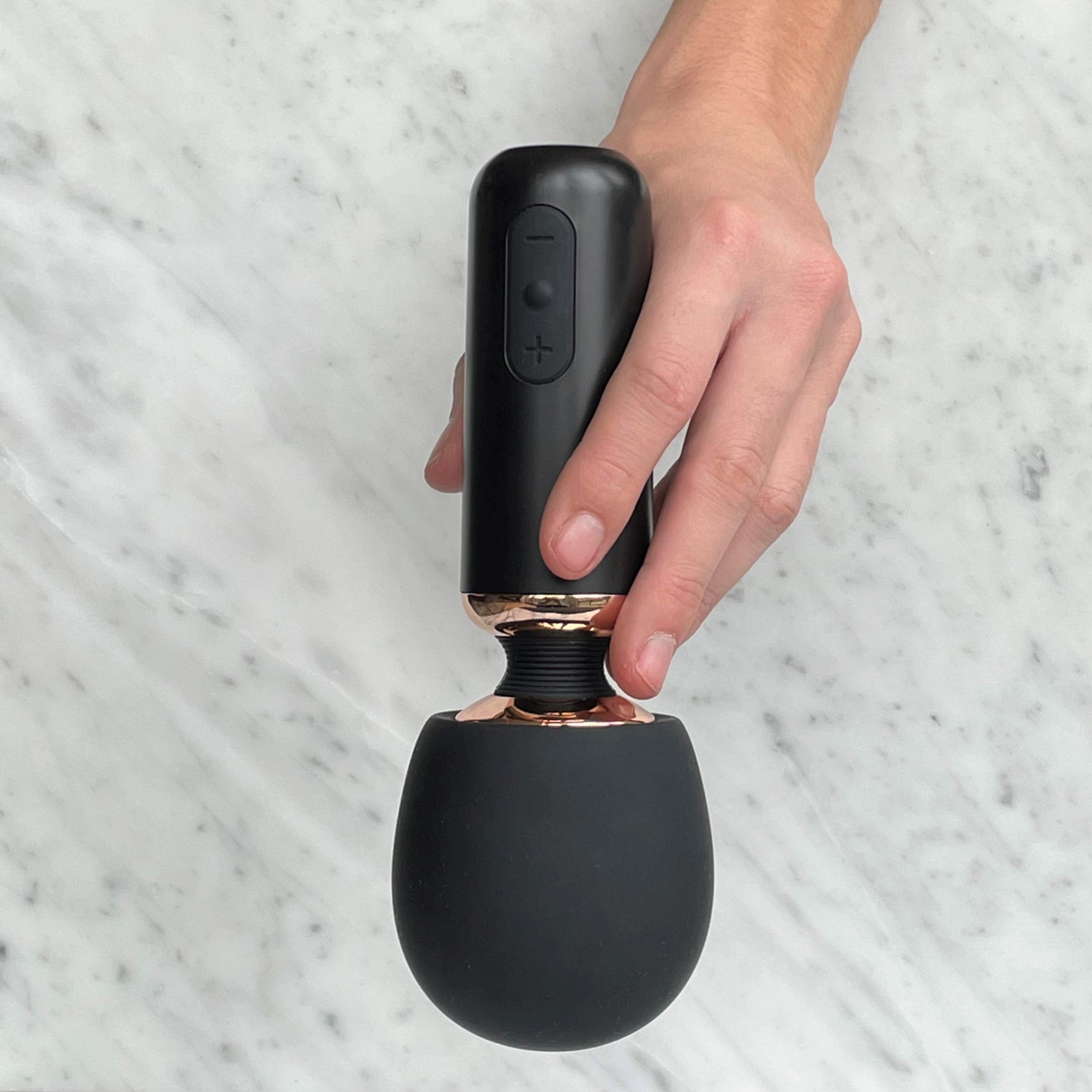 Zijaanzicht Wand Massager Bossy, toont ergonomische handgreep en massagekop van De Paarse Keizerin
