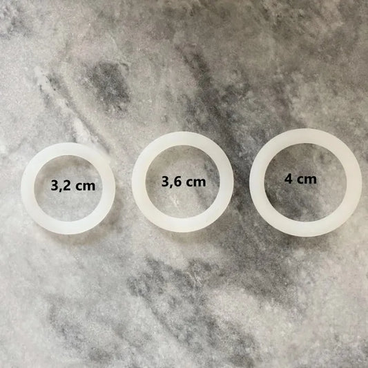 Complete verpakking van White Cockring Set met discrete productinformatie en hygiënische opslag
