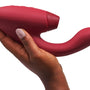 Artistieke presentatie van Womanizer Duo 2 rabbit vibrator in mat zwart